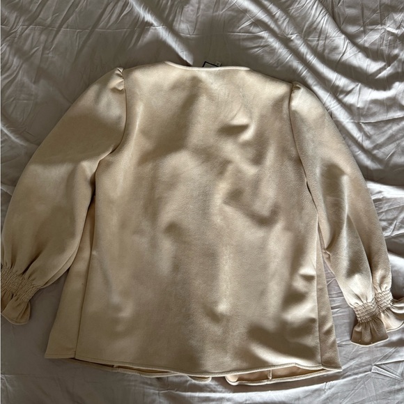 Tuckernuck bone suede Easton blouse Cream V-Neck Blouse with Puff Sleeves - Picture 2 of 12